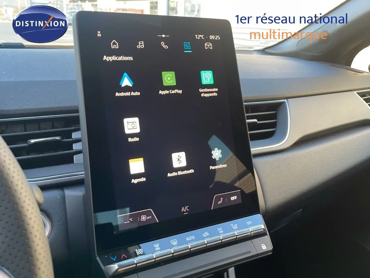 Vue rapprochée de l’écran tactile central du Renault Captur gris Cassiopée, affichant les applications connectées.
