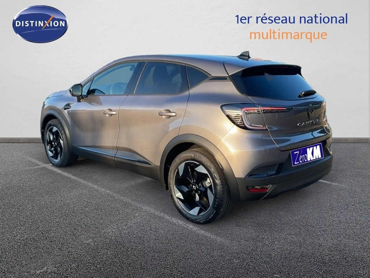 Vue 3/4 arrière droite d'un Renault Captur E-Tech hybride gris cassiopée métallisé avec jantes noires bicolores.