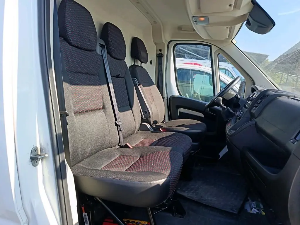 Vue intérieure côté conducteur du Citroën Jumper blanc 2020, montrant les sièges avant et le tableau de bord.