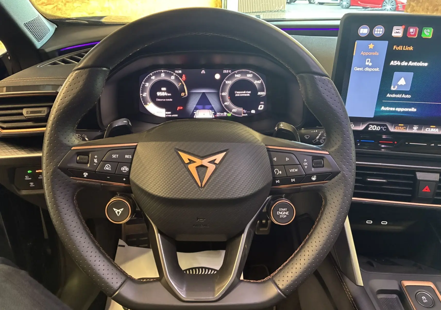 Vue intérieure centrée sur le volant perforé noir et le tableau de bord numérique du CUPRA Formentor gris foncé 2024.