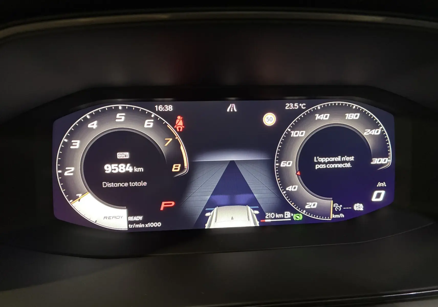 Tableau de bord numérique du CUPRA Formentor gris foncé 2024, affichant compte-tours, vitesse et informations de conduite.