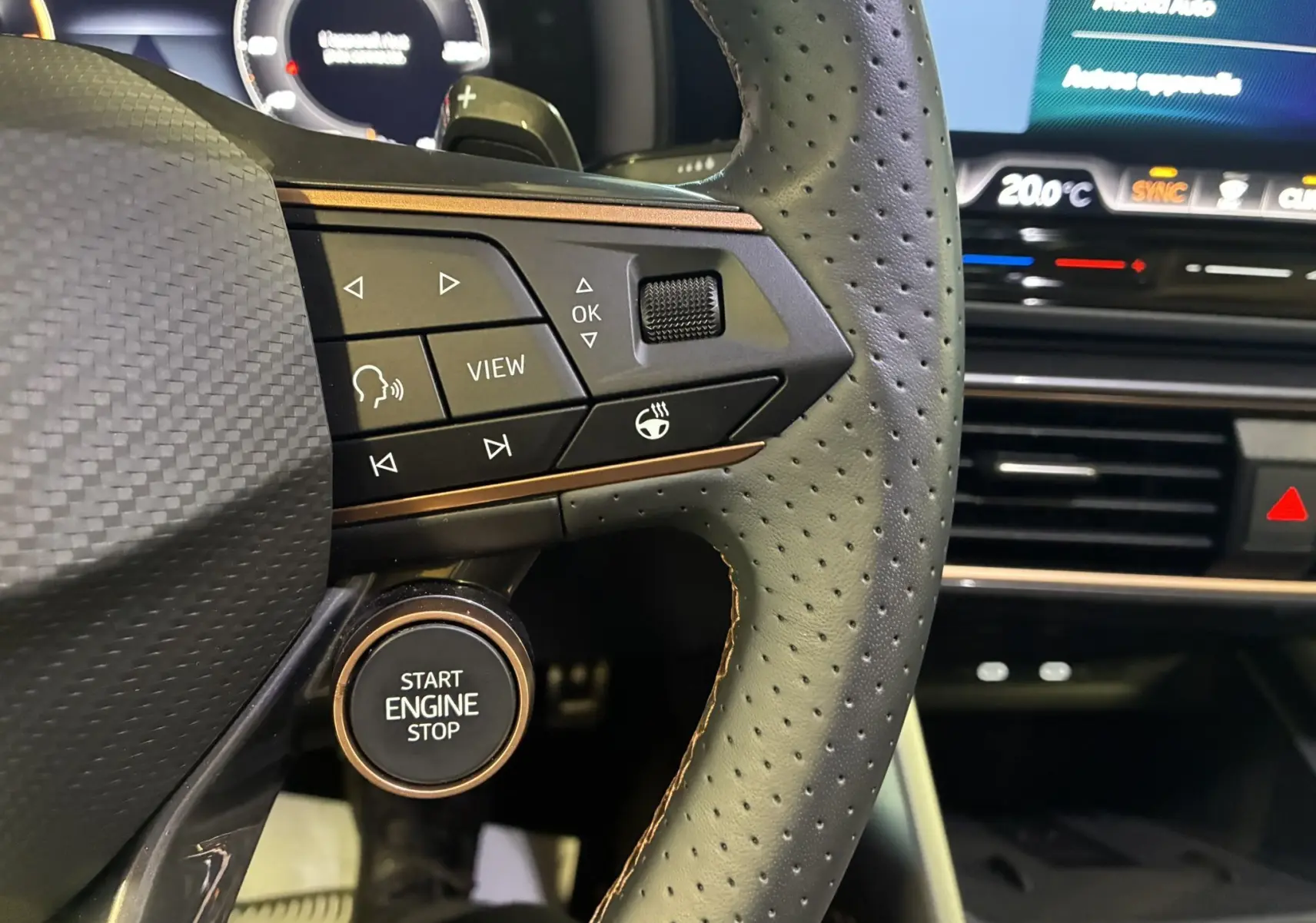 Gros plan sur le volant perforé noir du CUPRA Formentor 2024 avec boutons multifonctions et bouton start/stop visible.