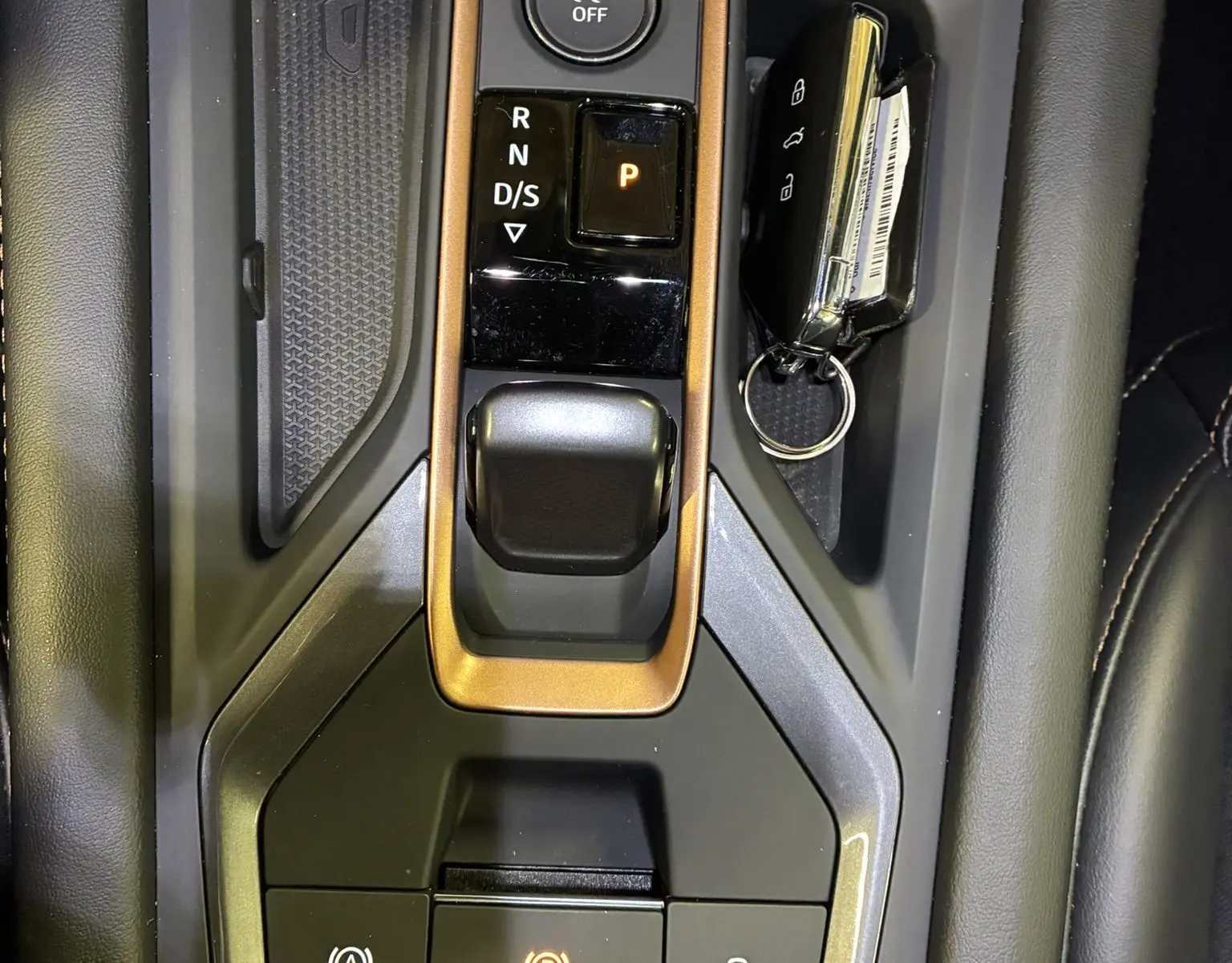 Gros plan sur la console centrale noire et bronze du CUPRA Formentor 2024 avec levier de vitesse automatique et clé.