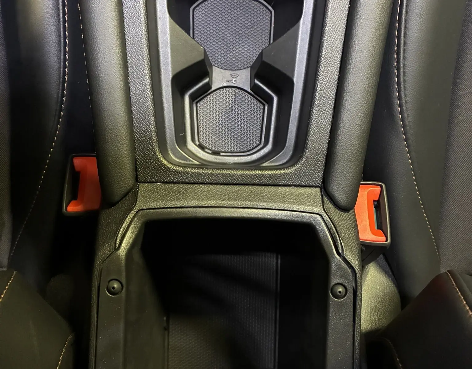 Vue plongeante sur le rangement central noir avec prise 12V et porte-gobelets du CUPRA Formentor gris foncé 2024.