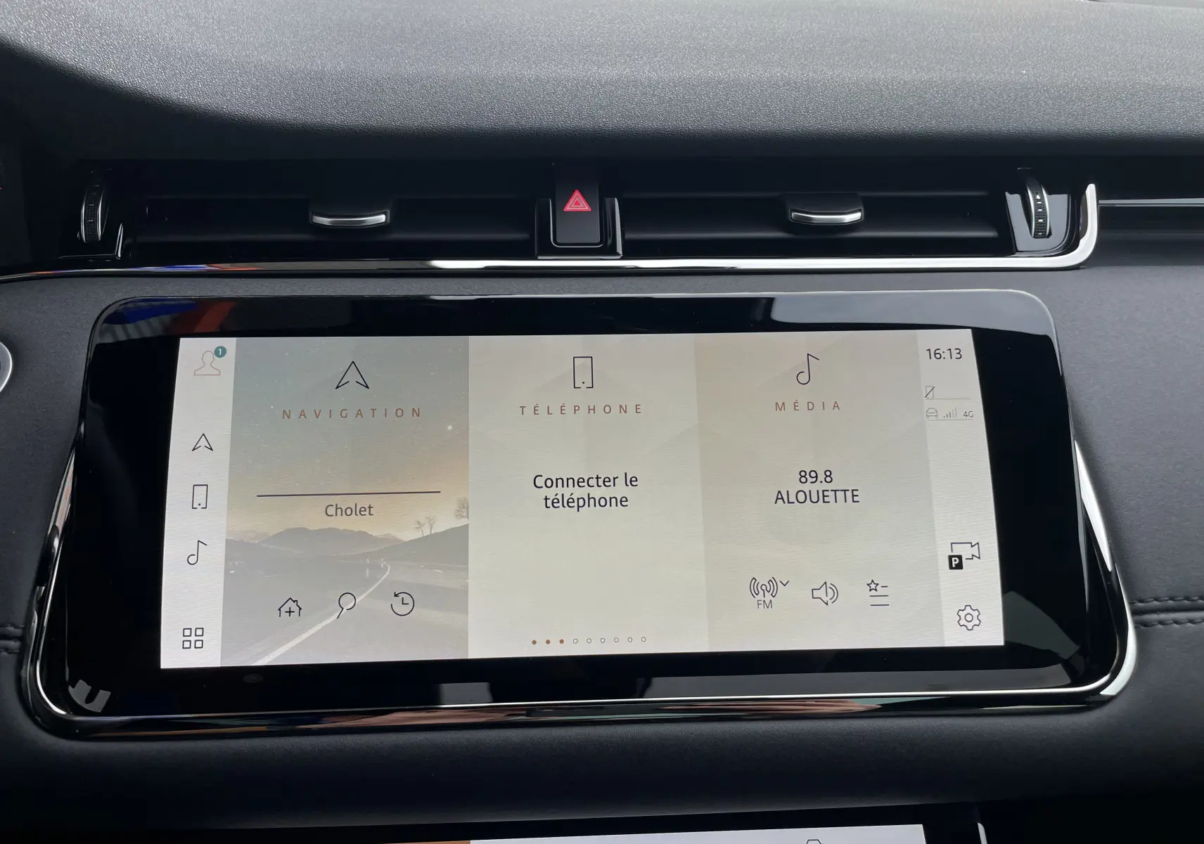 Gros plan sur la commande des essuie-glaces du Range Rover Evoque 200D SE R-Dynamic en Eiger Grey, intérieur noir.