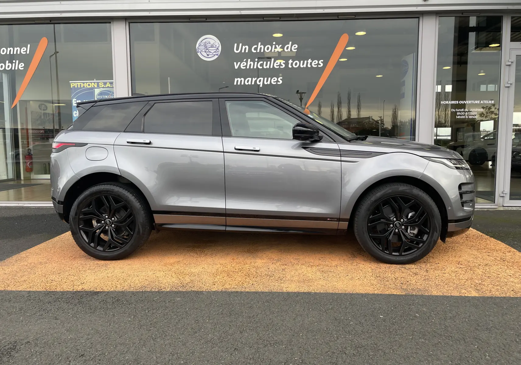 Vue latérale droite d'un Range Rover Evoque 200D SE R-Dynamic gris Eiger avec jantes noires et vitres teintées.
