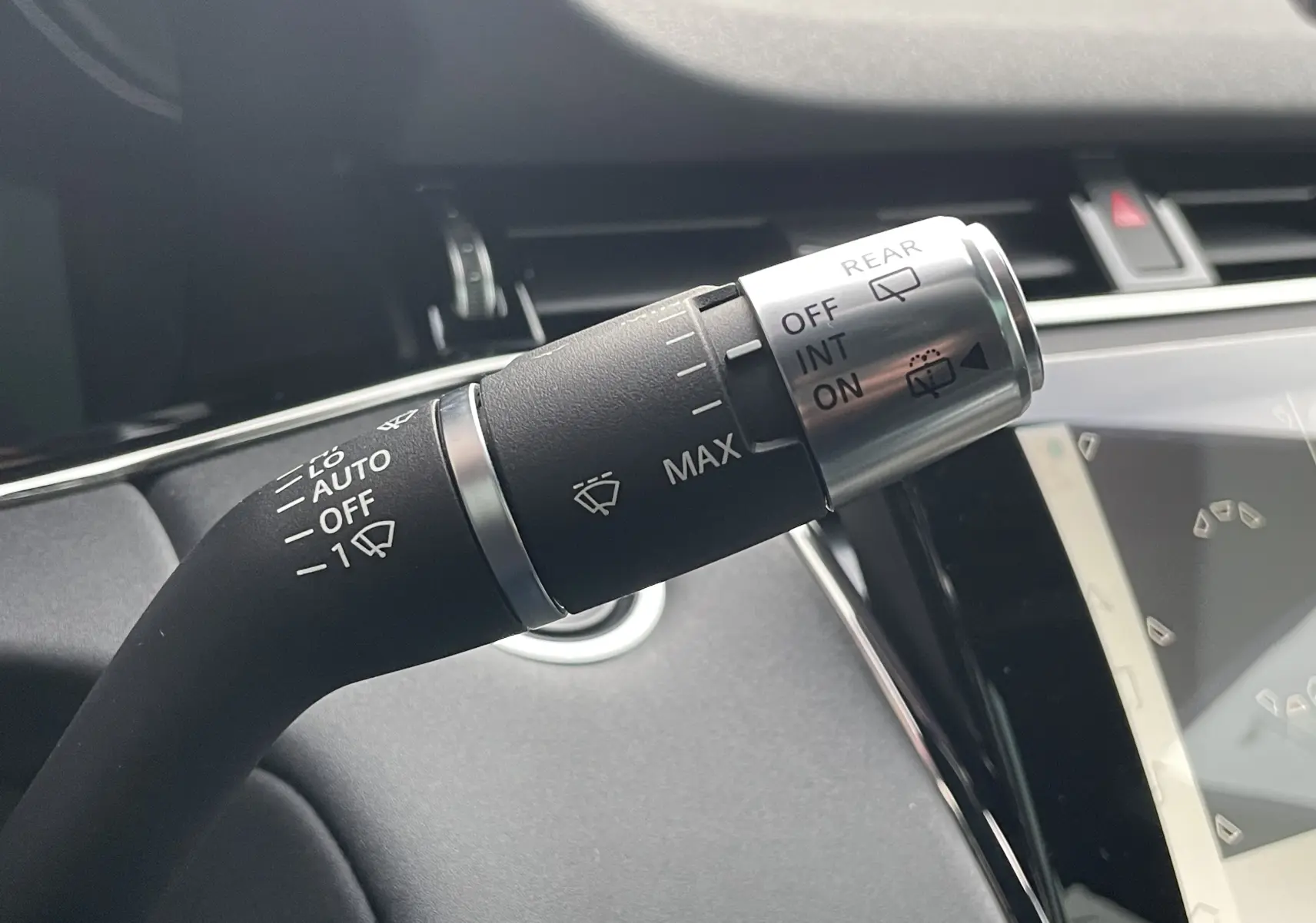 Vue intérieure du Range Rover Evoque 200D SE R-Dynamic 2021, montrant le toit panoramique et les sièges noirs.