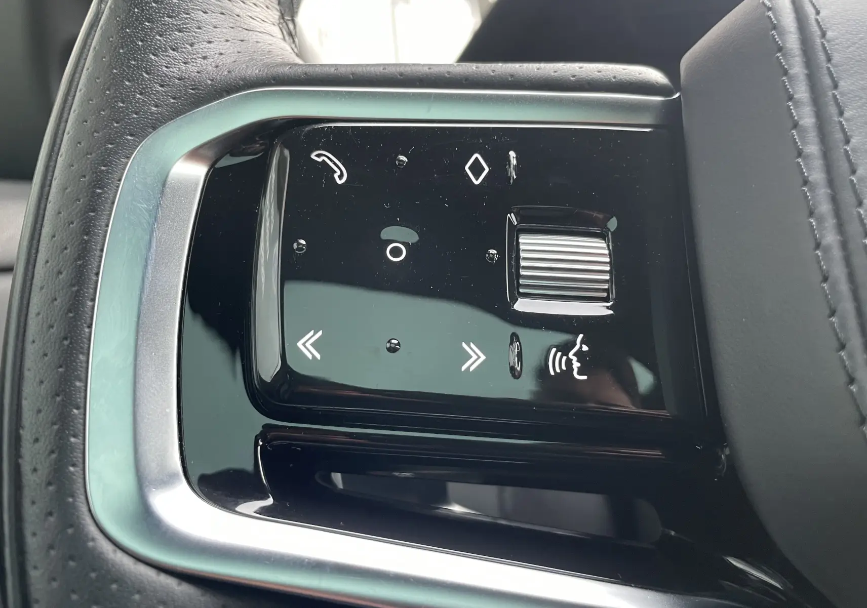 Gros plan sur le bouton d'ouverture électrique du hayon du Range Rover Evoque 200D SE R-Dynamic gris Eiger 2021.