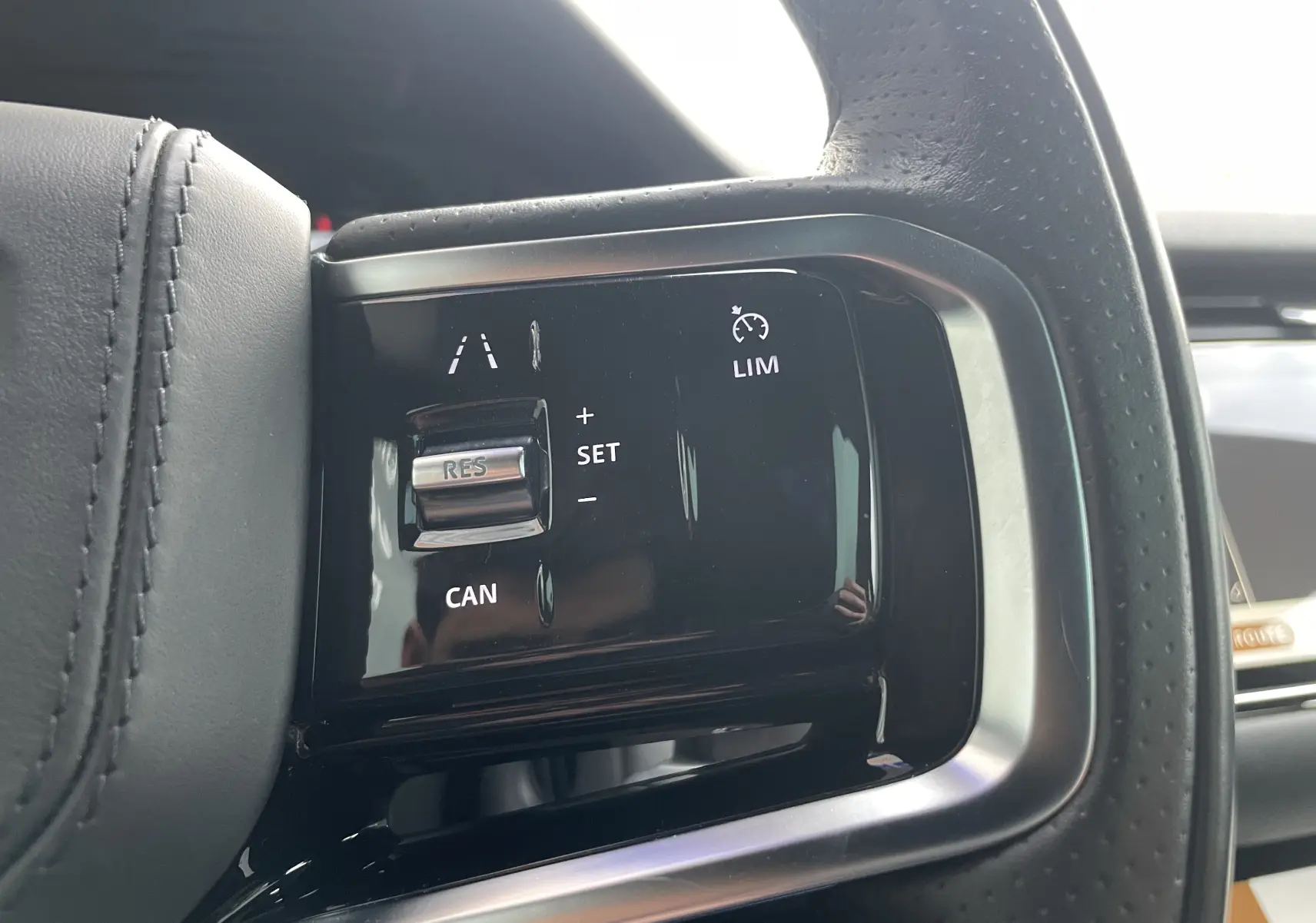 Vue intérieure du coffre spacieux et propre du Range Rover Evoque 200D SE R-Dynamic gris Eiger, avec banquette rabattue.