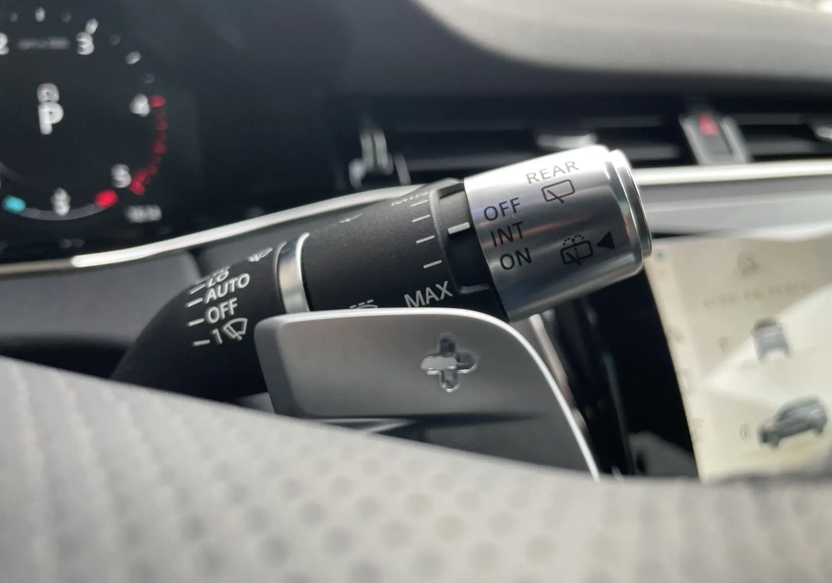 Gros plan sur la roue avant droite noire du Range Rover Evoque 200D SE R-Dynamic gris Eiger avec jante alliage distinctive.