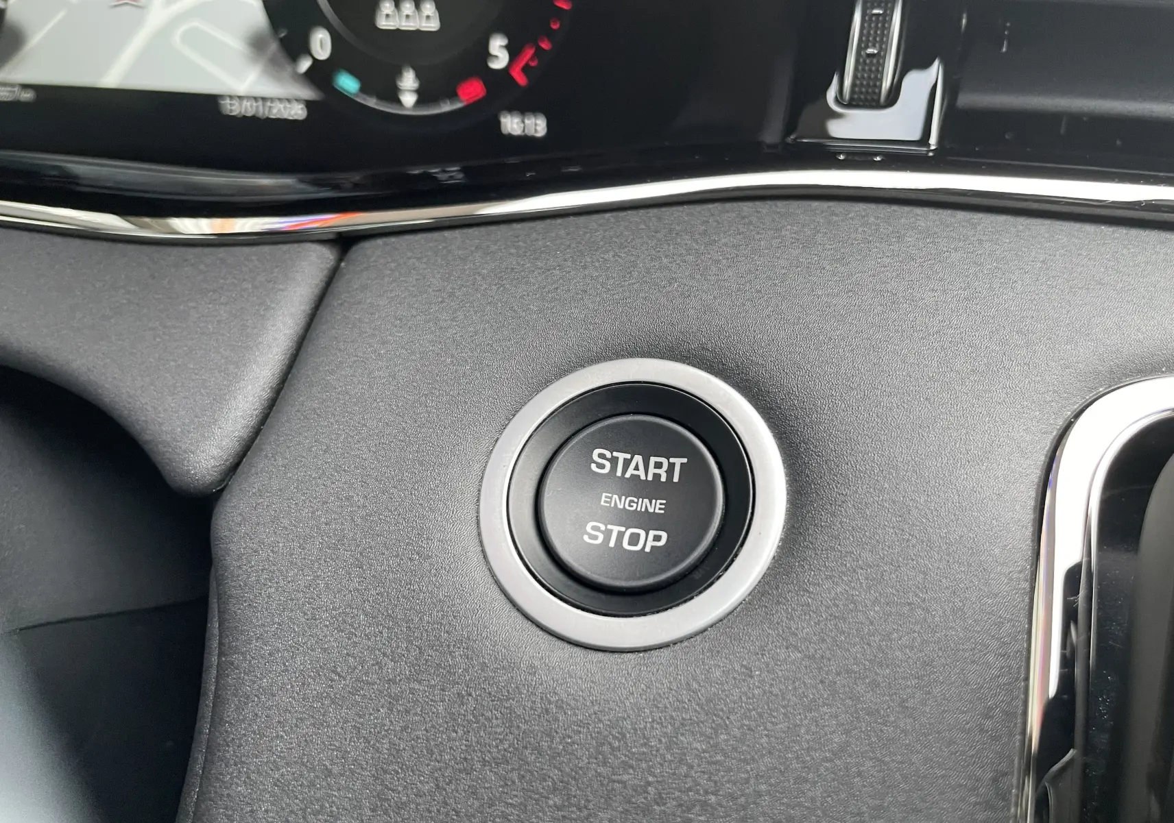 Vue rapprochée de l'écran tactile intérieur du Range Rover Evoque 2021, affichant le réglage du siège chauffant côté gauche.