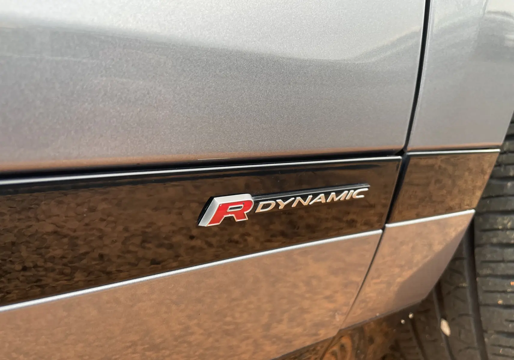 Écran tactile intérieur montrant la caméra 360° et vue arrière avec lignes de guidage du Range Rover Evoque gris Eiger.