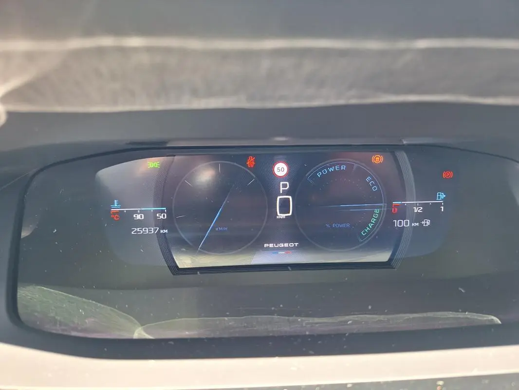 Vue rapprochée du cockpit numérique du Peugeot 308 Hybrid 145 e-DCS6 GT, affichage digital clair et moderne.