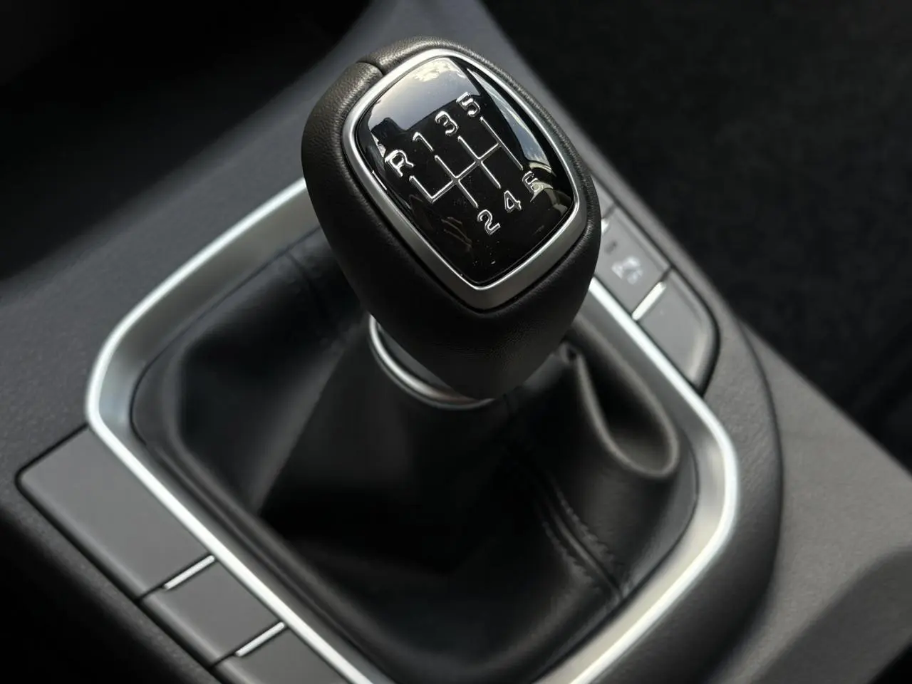 Gros plan sur le levier de vitesses manuel cuir noir de la Hyundai i30 SW T-GDI 120 Modern 2025.