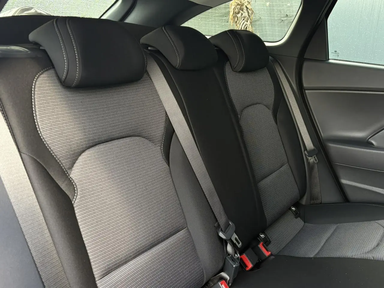 Vue intérieure des sièges arrière en tissu gris et noir de la Hyundai i30 SW T-GDI 120 Modern 2025.