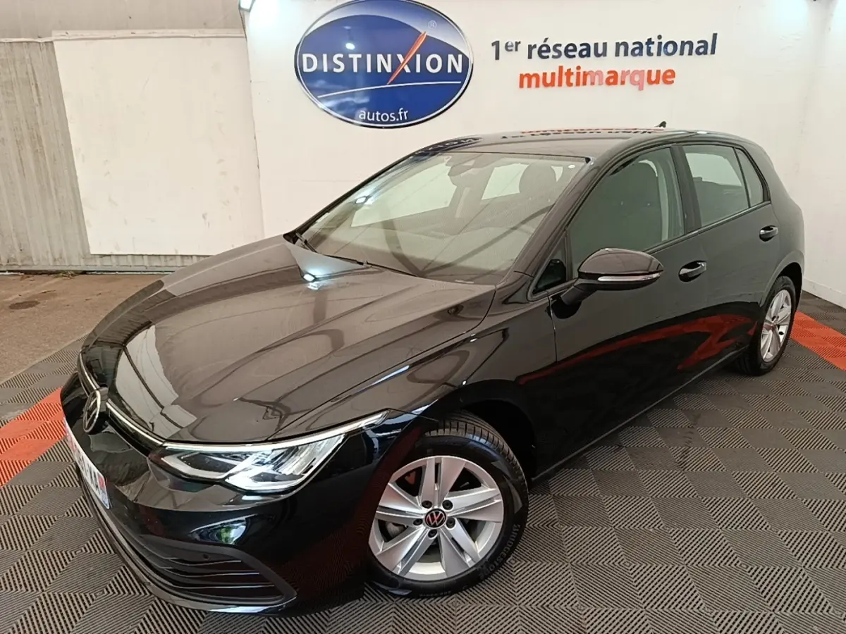 Volkswagen Golf 2.0 TDI noire vue 3/4 avant droit, avec phares LED et jantes alliage argentées.