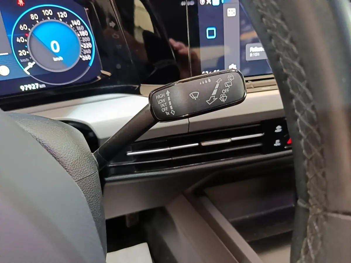 Gros plan sur la commande d’essuie-glace côté gauche du tableau de bord noir de la Volkswagen Golf 2023.