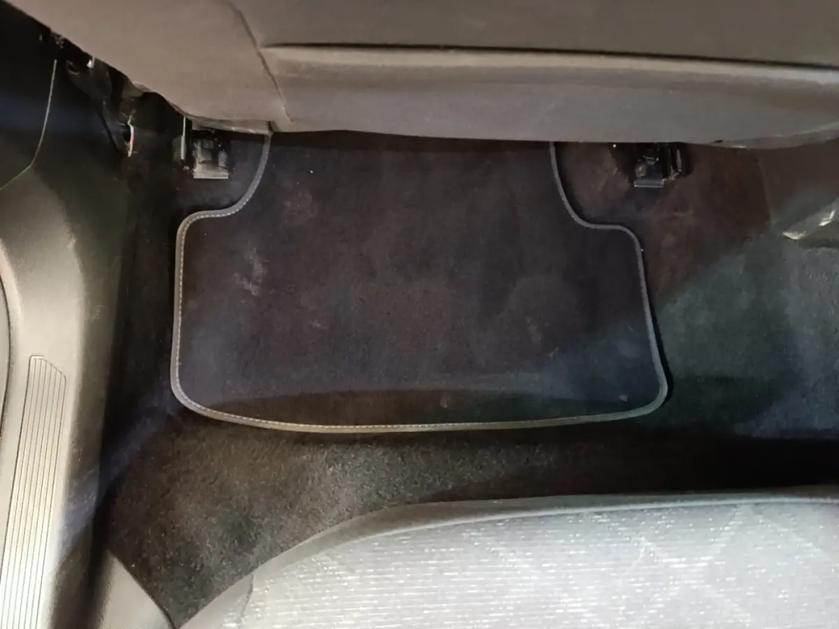 Vue rapprochée du tapis de sol noir côté passager avant de la Volkswagen Golf 2.0 TDI SCR 116 DSG Life Plus 2023.