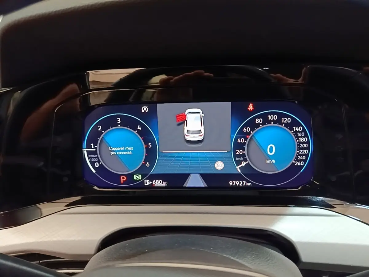 Tableau de bord numérique de Volkswagen Golf noir 2023, affichage multi-fonctions avec compte-tours et vitesse à 0 km/h.