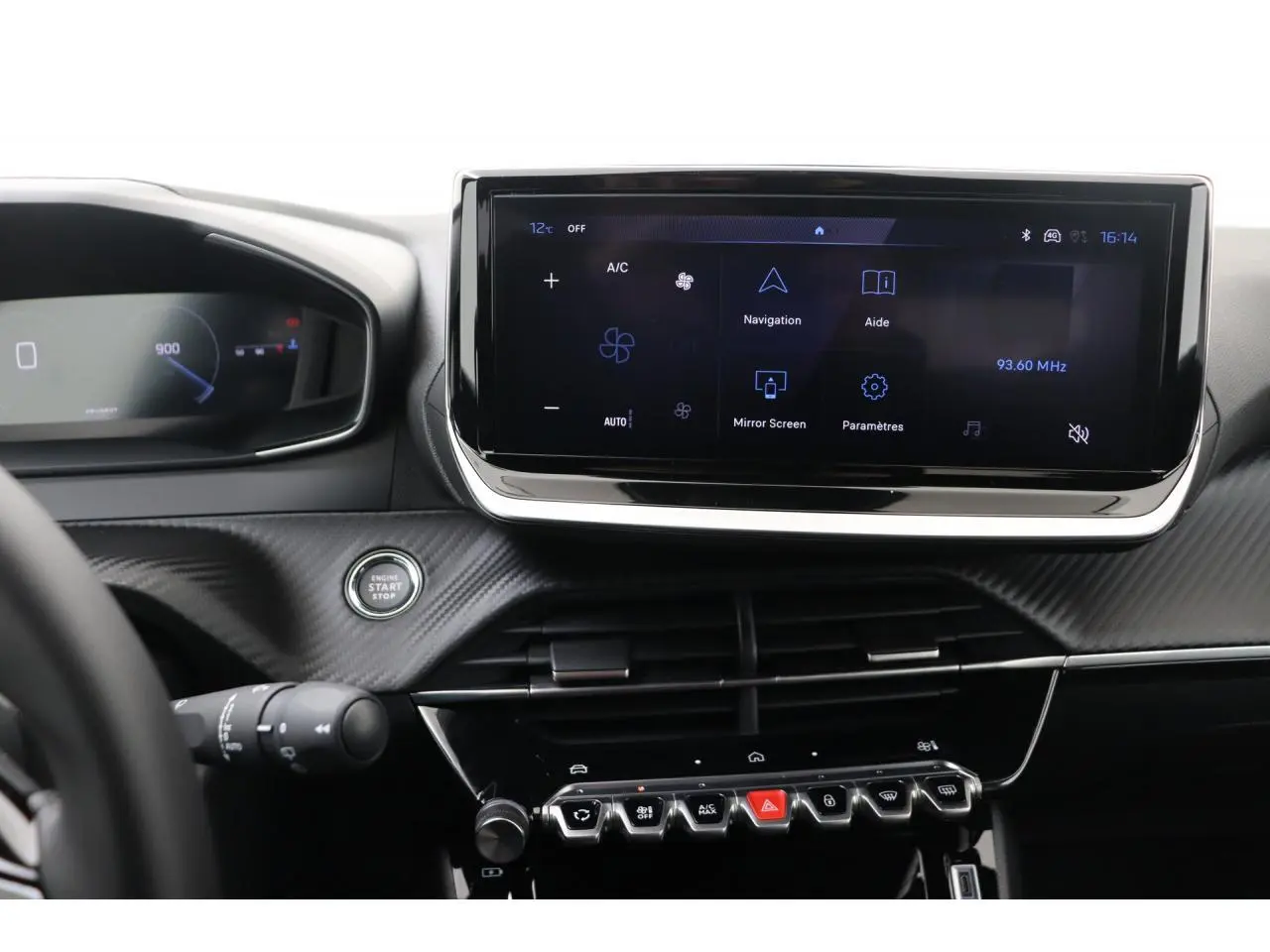 Vue rapprochée de l’intérieur du Peugeot 2008 2026, écran tactile 10’’ HD et tableau de bord numérique avec démarrage sans clé.