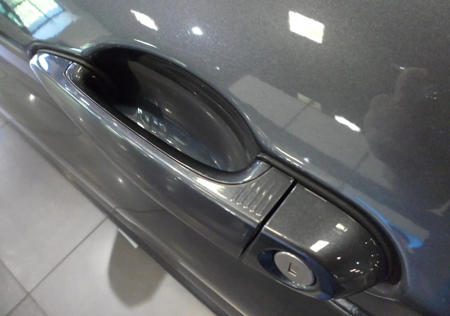 Poignée de porte avant gauche gris métallisé de BMW Série 1 F21 LCI 118i M Sport Ultimate 2019 avec serrure intégrée.