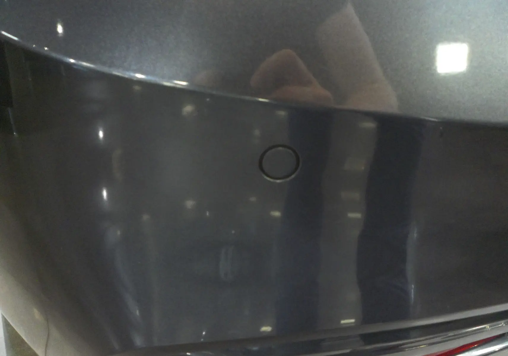 Gros plan sur le capteur de stationnement arrière d'une BMW Série 1 F21 LCI gris métallisé de 2019.