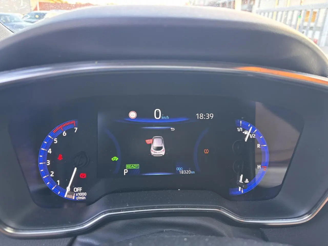 Tableau de bord numérique de la Toyota Corolla hybride 2020, affichant la vitesse à 0 km/h et divers indicateurs lumineux.