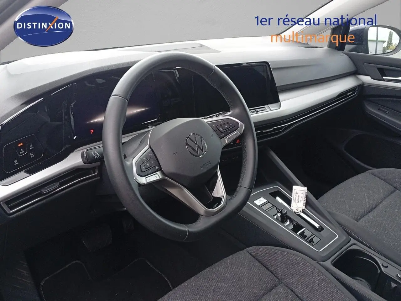 Intérieur de la Volkswagen Golf VIII 2023 vu côté conducteur, volant multifonction et tableau de bord numérique.