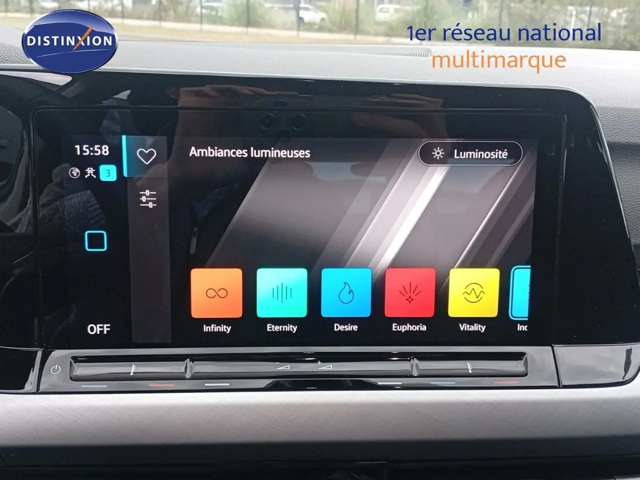 Écran tactile central de la Volkswagen Golf VIII bleu Atlantique, affichant les options d'ambiances lumineuses.