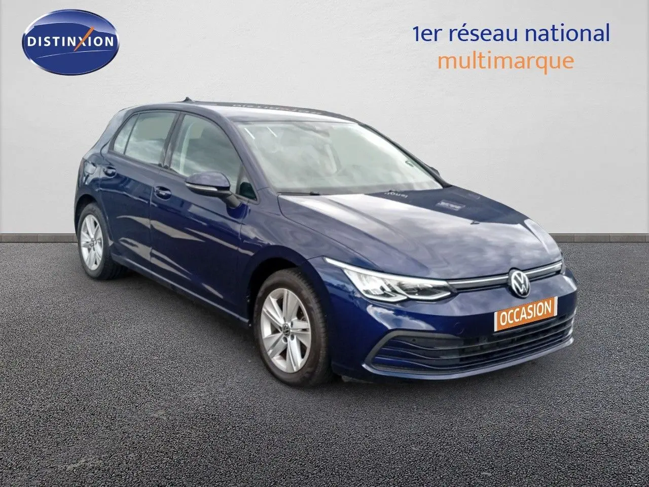 Volkswagen Golf VIII bleu Atlantique métal vue 3/4 avant droit avec jantes alliage et calandre moderne.