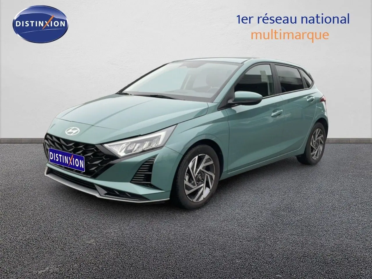 Hyundai i20 2025 vert mangrove métal vue 3/4 avant droit avec jantes alliage et calandre noire distinctive.