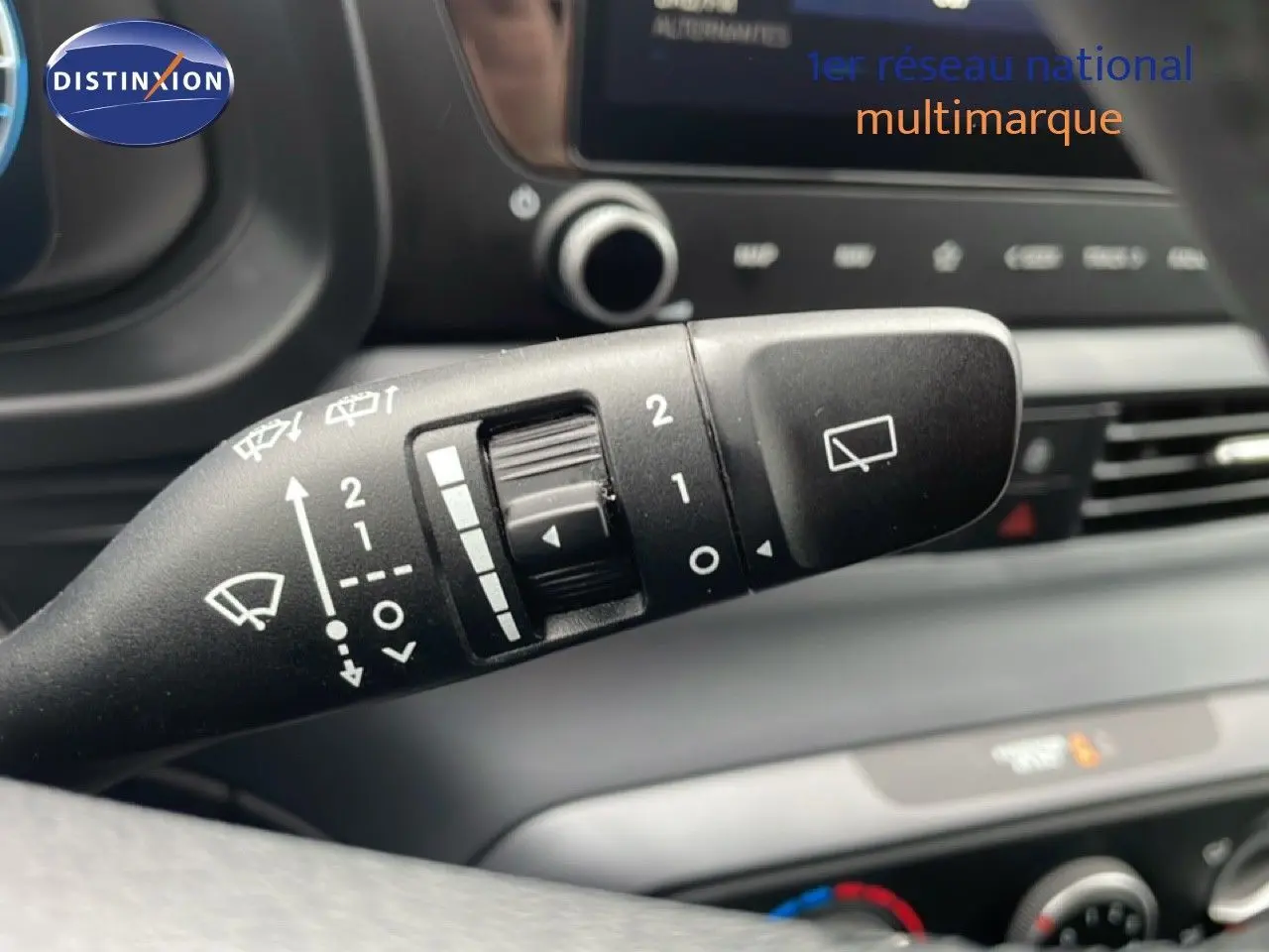 Gros plan sur la commande d’essuie-glace dans l’habitacle d’une Hyundai i20 2025 vert mangrove métal.