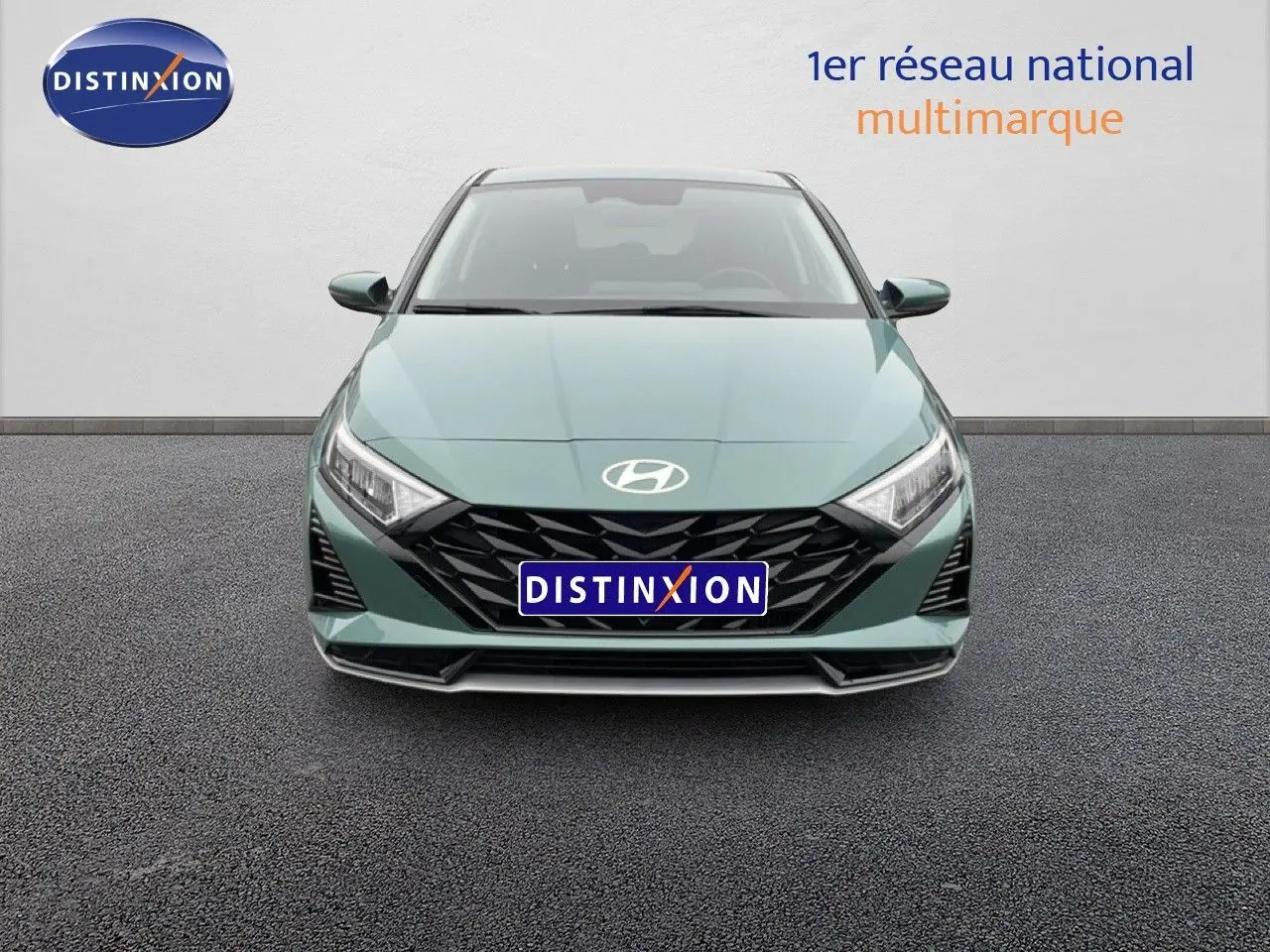 Vue frontale d'une Hyundai i20 2025 vert mangrove metal avec calandre noire et logo Hyundai visible.