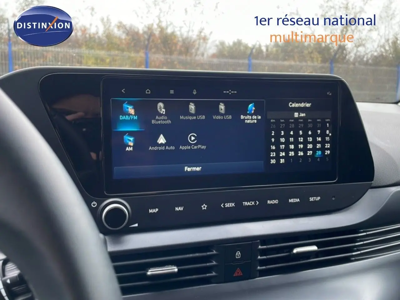 Écran tactile central affichant les options multimédia dans l'habitacle d'une Hyundai i20 2025.