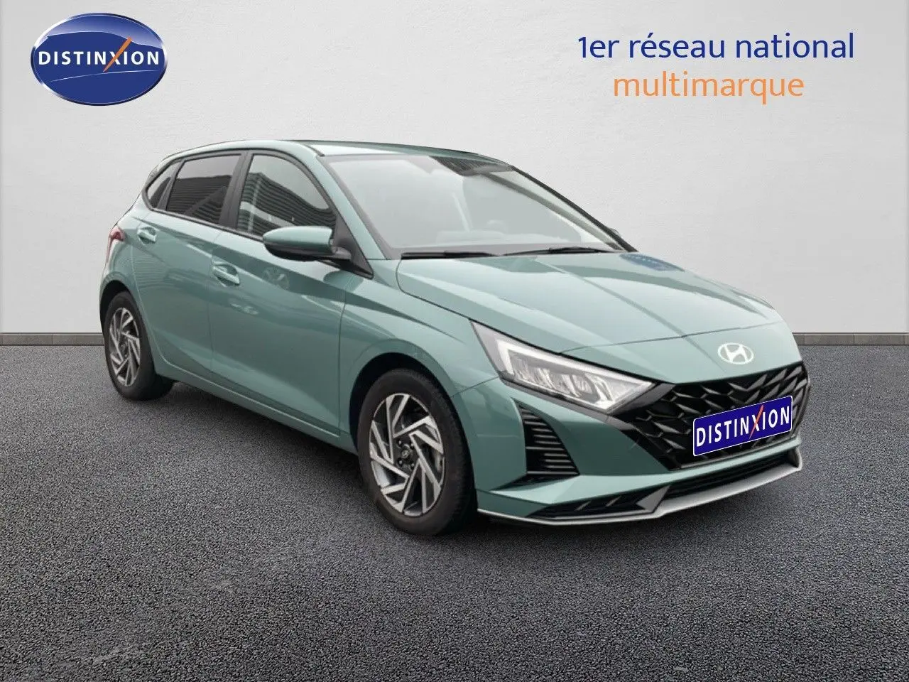 Hyundai i20 2025 vert mangrove métal vue 3/4 avant mettant en valeur ses optiques LED et sa calandre noire.