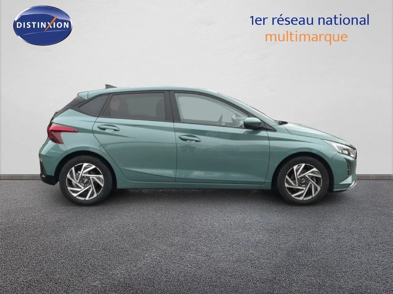Hyundai i20 2025 vert mangrove métal vue de profil côté gauche sur fond neutre, jantes alliage distinctives.