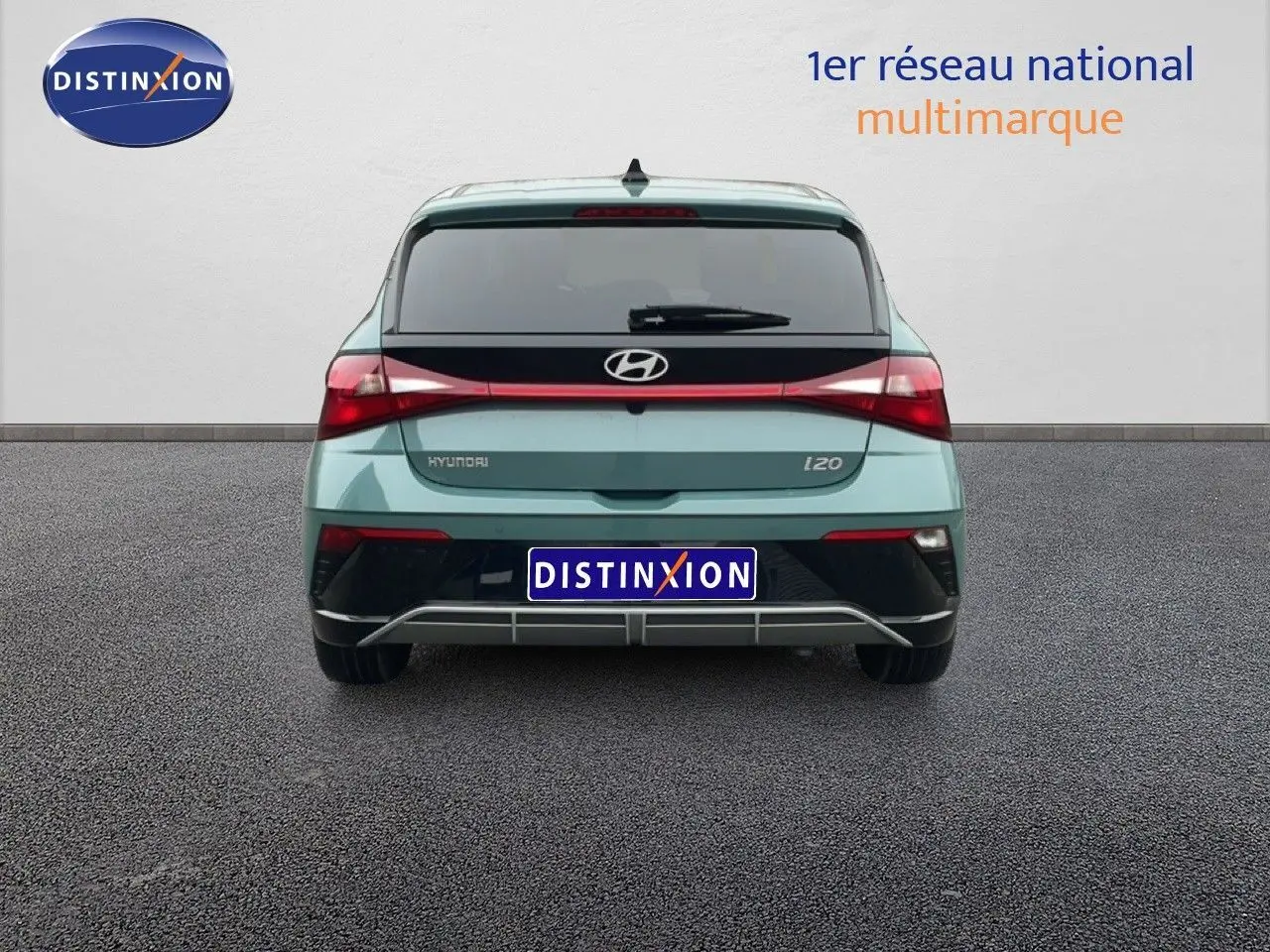 Vue arrière d'une Hyundai i20 2025 vert mangrove métallisé avec feux arrière en bandeau lumineux rouge.