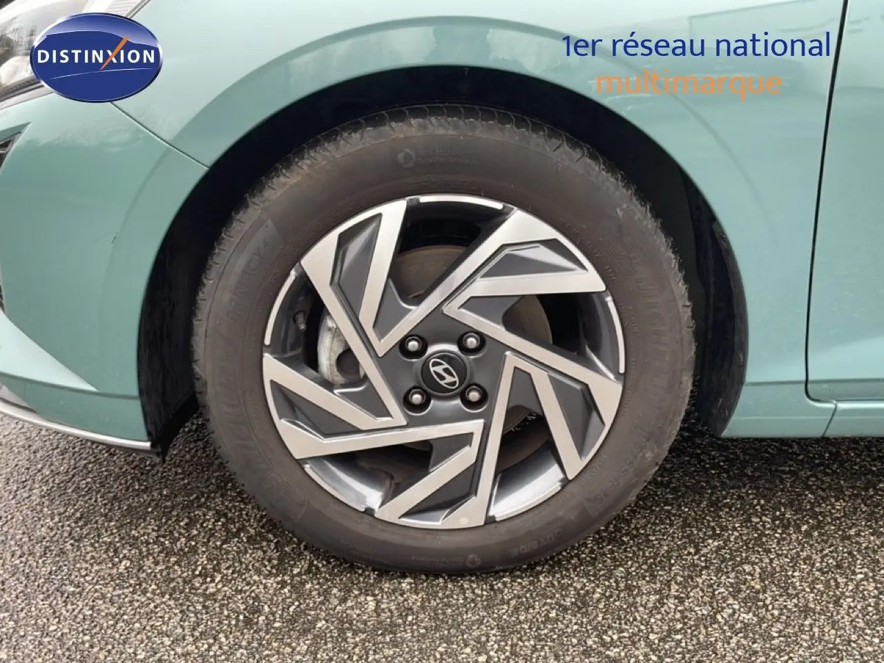 Gros plan sur la roue avant gauche de la Hyundai i20 2025 en vert mangrove métal avec jante alliage au design moderne.