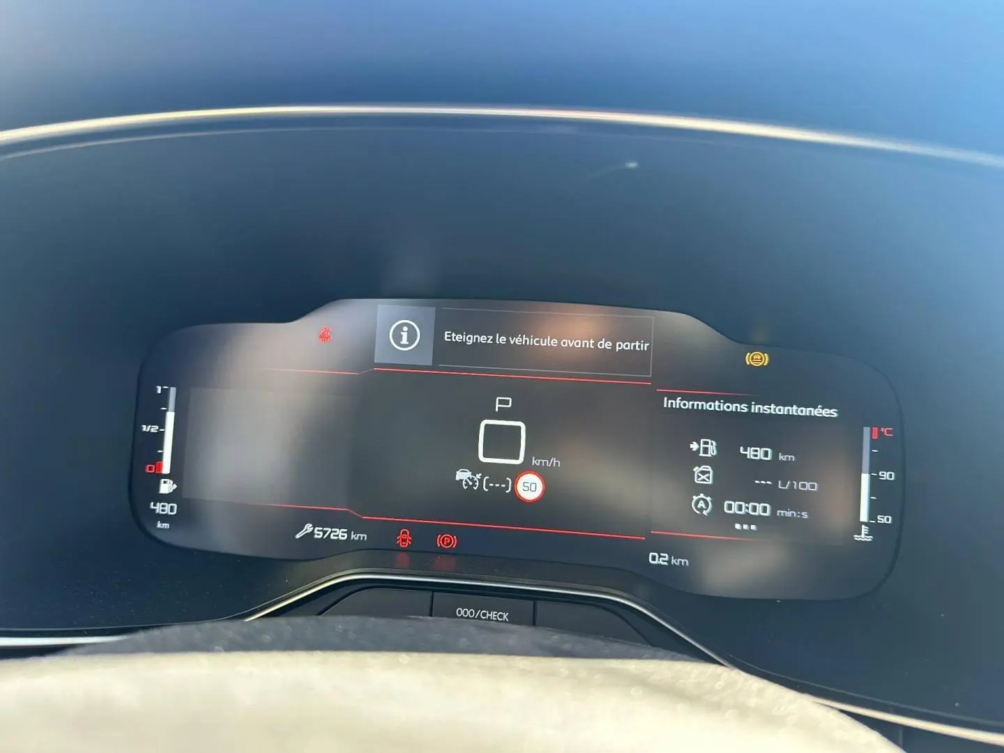 Tableau de bord numérique de Citroën C5 Aircross 2025 affichant la vitesse, alertes et autonomie, vue frontale rapprochée.