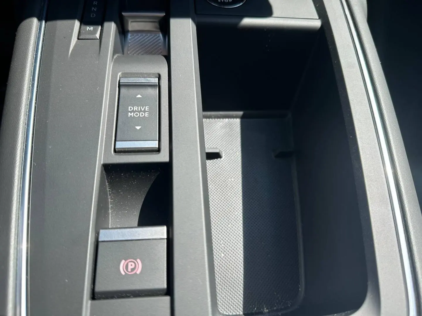 Gros plan sur la console centrale du Citroën C5 Aircross gris Platinium, avec commandes Drive Mode et frein de parking électrique.