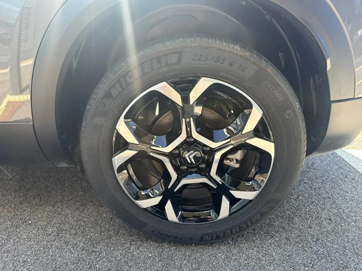 Gros plan sur la jante alu noire et argentée Michelin 18 pouces du Citroën C5 Aircross gris Platinium.