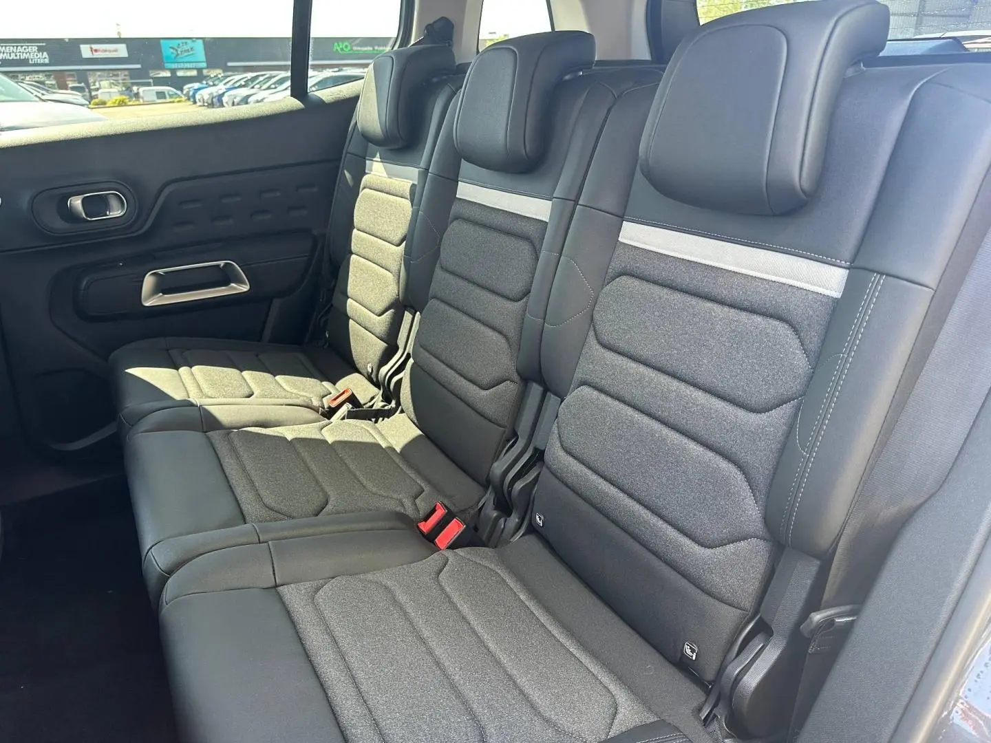 Vue latérale gauche sur la 2e rangée de sièges individuels gris foncé du Citroën C5 Aircross 2025.