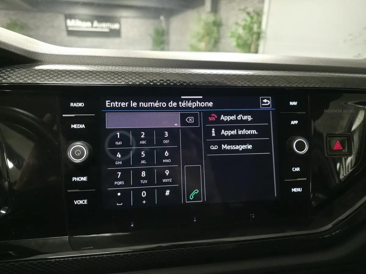 Écran tactile central du Volkswagen Taigo 2024 affichant le clavier pour entrer un numéro de téléphone.