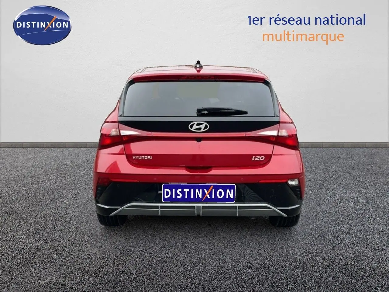 Vue arrière d'une Hyundai i20 rouge Dragon Metal 2025 avec feux LED et logo Hyundai bien visibles.