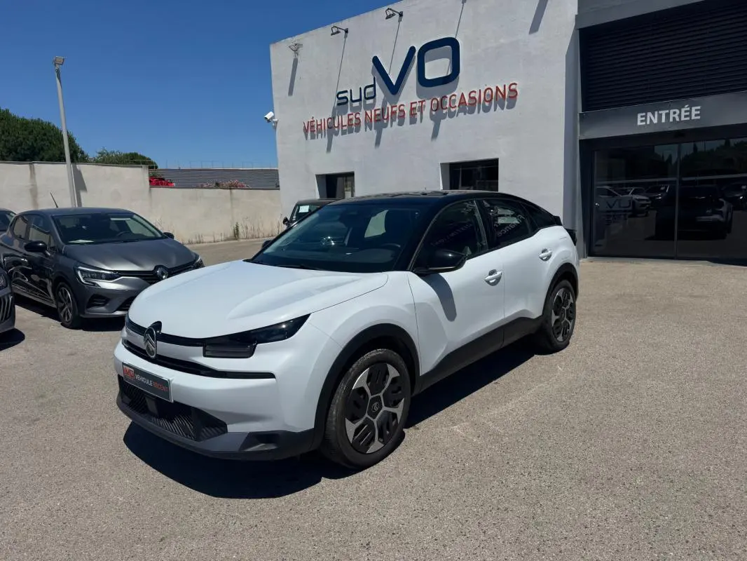Citroën C4 hybride blanc vue 3/4 avant droit avec toit noir et jantes alliage 18 pouces.