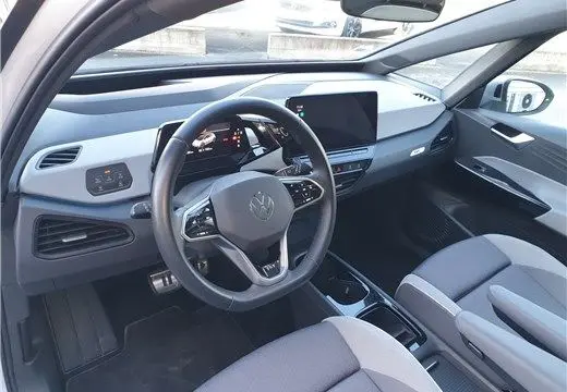 Vue intérieure côté conducteur du Volkswagen ID.3 blanc glacier 2020, tableau de bord digital et volant multifonction.