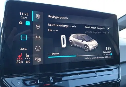 Écran tactile intérieur du Volkswagen ID.3 blanc glacier affichant l'état de recharge de la batterie à 38%