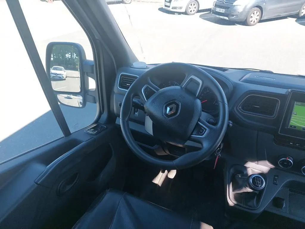 Intérieur du Renault Master L2H2 blanc 2021, vue du poste de conduite avec volant, tableau de bord et levier de vitesses manuel.
