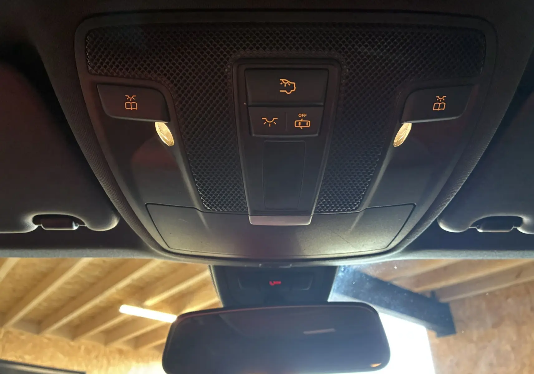 Vue intérieure du plafonnier noir avec commandes d'éclairage et rétroviseur dans une Mercedes Classe A 180 CDI Sensation 2018.