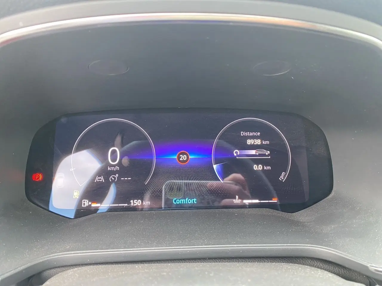 Tableau de bord numérique du Renault Captur 2025, affichant vitesse, autonomie et mode Confort, vue frontale.